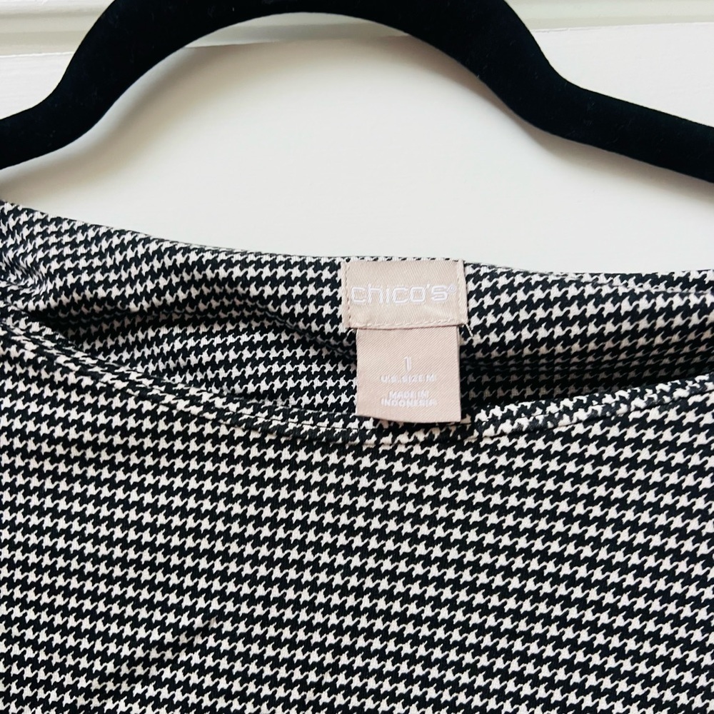 Beautiful Chico's size 1 black and white stretchy top with gold buttons on sides - Picture 3 of 5